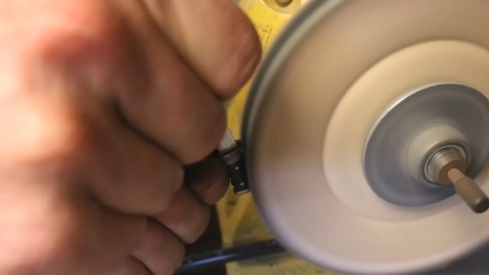 Как превратить болт в красивый маленький сувенирный охотничий нож