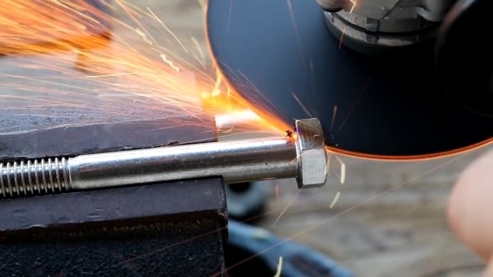 Как превратить болт в красивый маленький сувенирный охотничий нож