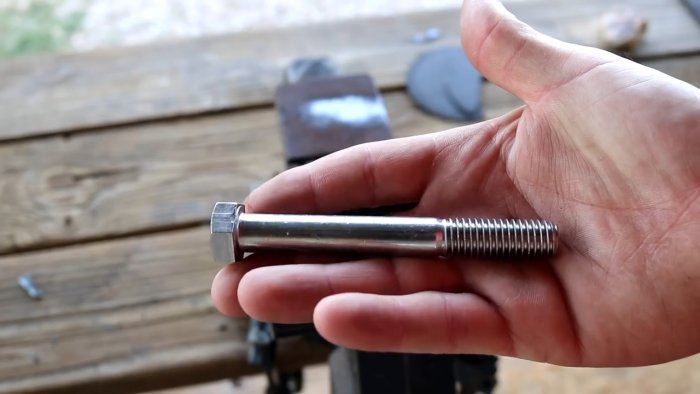 Как превратить болт в красивый маленький сувенирный охотничий нож