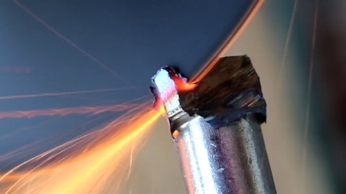 Как превратить болт в красивый маленький сувенирный охотничий нож