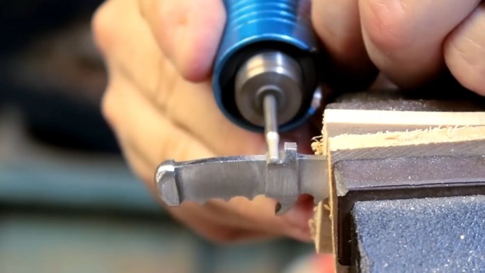 Как превратить болт в красивый маленький сувенирный охотничий нож