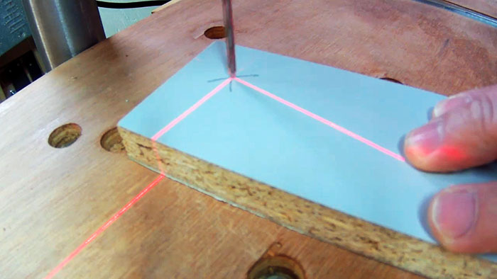 Как сделать самодельный лазерный указатель к сверлильному станку