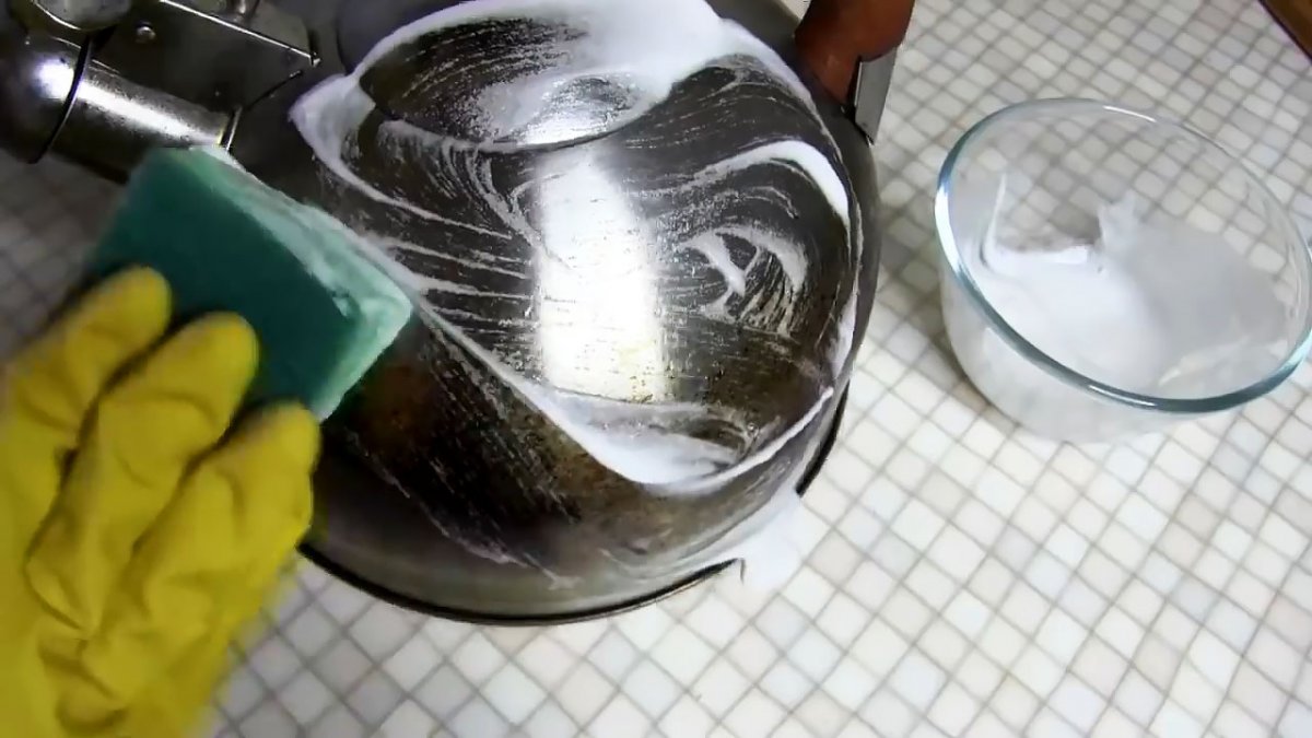 Как отмыть нержавеющую. Чайник с полированной поверхностью. Посуду до и после мытья чайник. Меламиновая губка от нагара. Как отмыть засаленную посуду.
