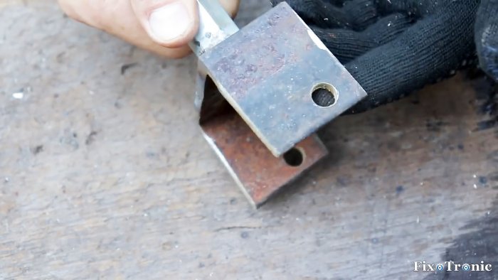 Съемное приспособление для вырезания кругов в листовом металле с помощью болгарки