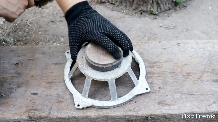 Съемное приспособление для вырезания кругов в листовом металле с помощью болгарки