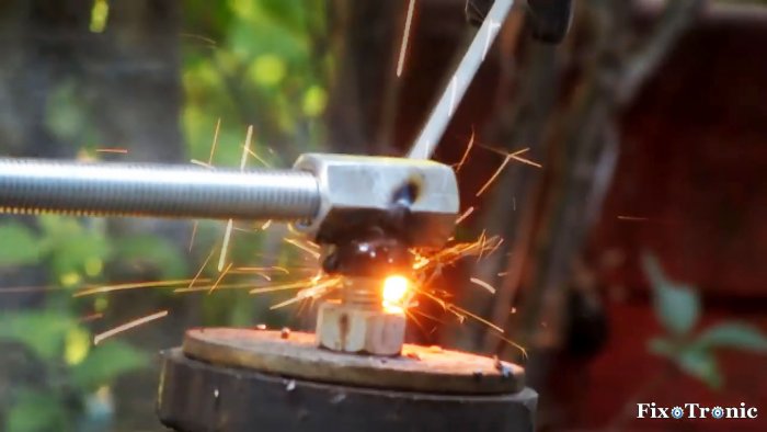 Съемное приспособление для вырезания кругов в листовом металле с помощью болгарки