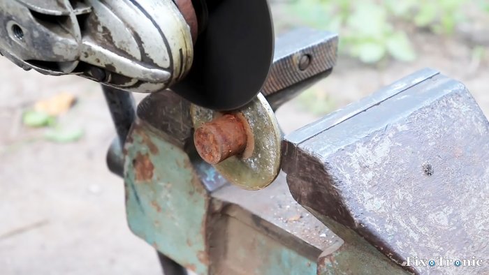 Съемное приспособление для вырезания кругов в листовом металле с помощью болгарки