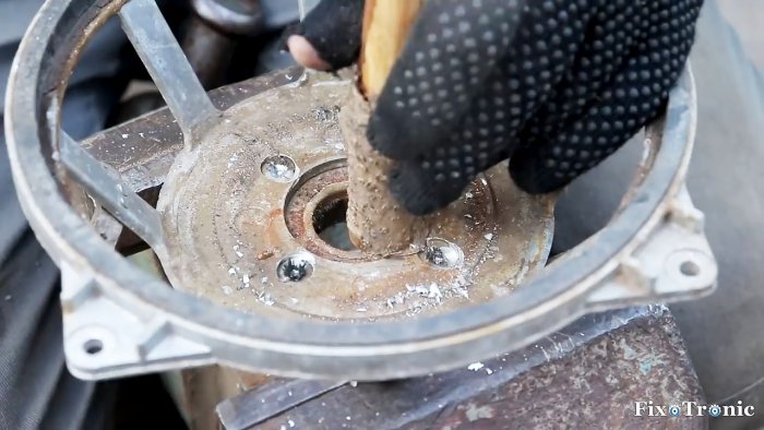 Съемное приспособление для вырезания кругов в листовом металле с помощью болгарки