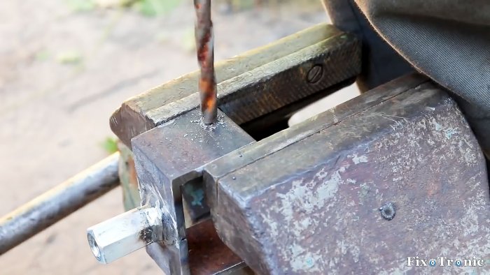 Съемное приспособление для вырезания кругов в листовом металле с помощью болгарки