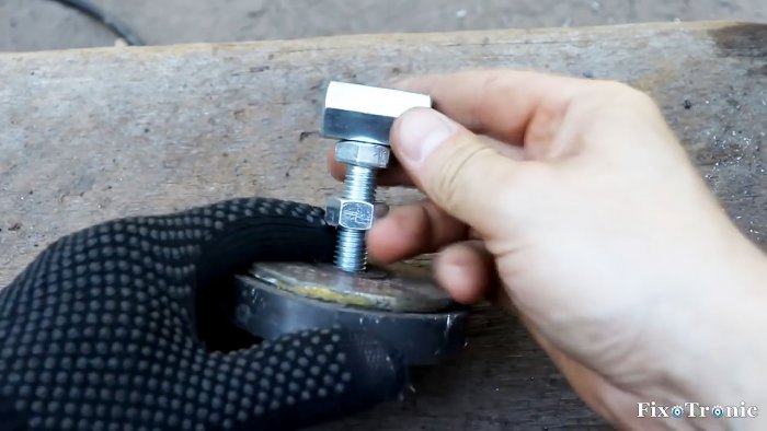 Съемное приспособление для вырезания кругов в листовом металле с помощью болгарки