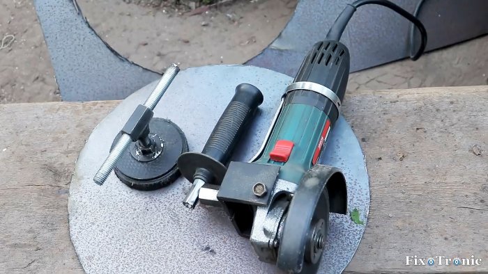 Съемное приспособление для вырезания кругов в листовом металле с помощью болгарки