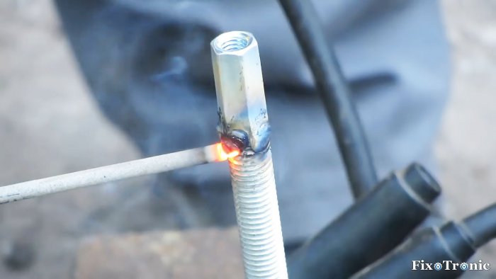 Съемное приспособление для вырезания кругов в листовом металле с помощью болгарки