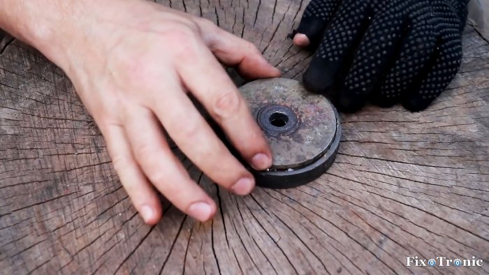 Съемное приспособление для вырезания кругов в листовом металле с помощью болгарки