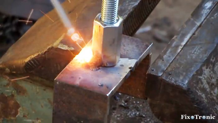 Съемное приспособление для вырезания кругов в листовом металле с помощью болгарки