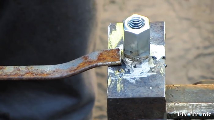 Съемное приспособление для вырезания кругов в листовом металле с помощью болгарки