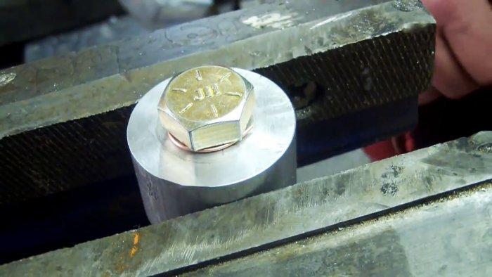 2 хитрости как нарезать резьбу болтом и герметизация медной проволокой