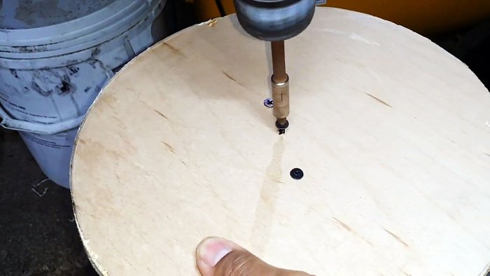 Удобная катушка из пластикового ведра для хранения садового шланга