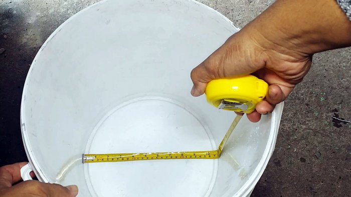 Удобная катушка из пластикового ведра для хранения садового шланга