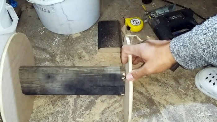 Удобная катушка из пластикового ведра для хранения садового шланга