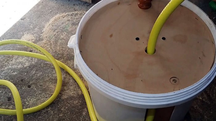 Удобная катушка из пластикового ведра для хранения садового шланга