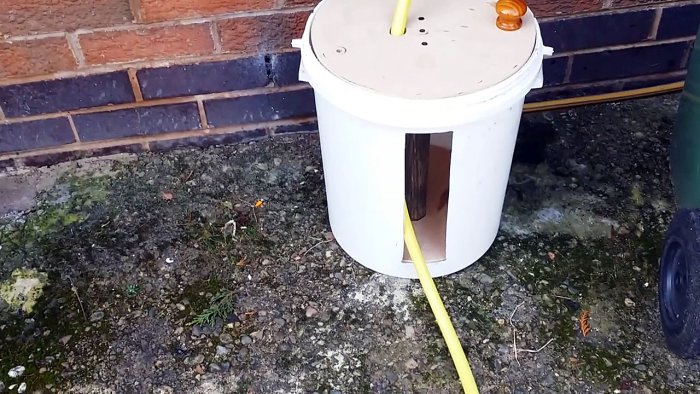 Удобная катушка из пластикового ведра для хранения садового шланга