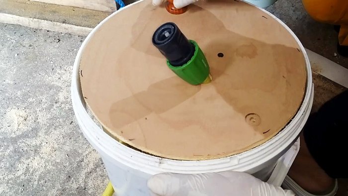 Удобная катушка из пластикового ведра для хранения садового шланга