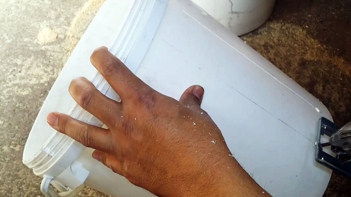 Удобная катушка из пластикового ведра для хранения садового шланга