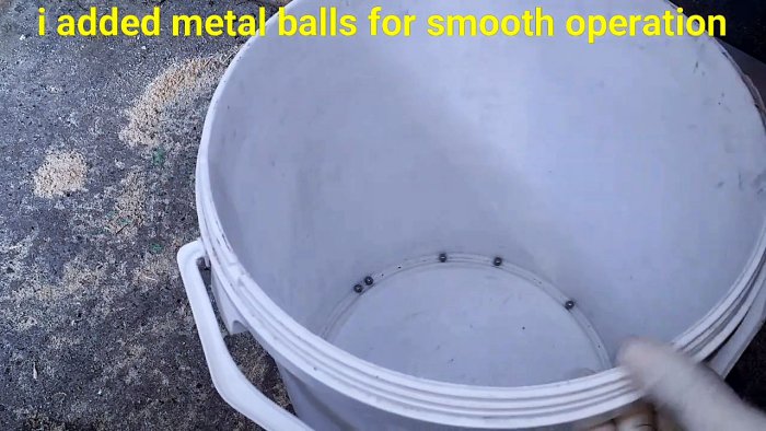 Удобная катушка из пластикового ведра для хранения садового шланга