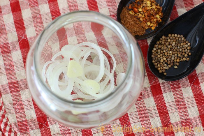 Сельдь маринованная в банке с пряностями и лимоном