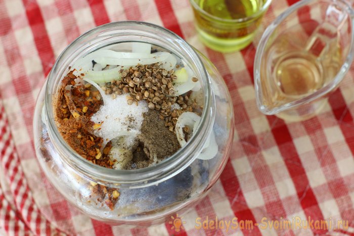 Сельдь маринованная в банке с пряностями и лимоном