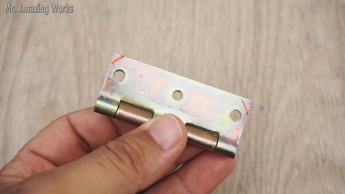 Полезное приспособление из дверной петли своими руками