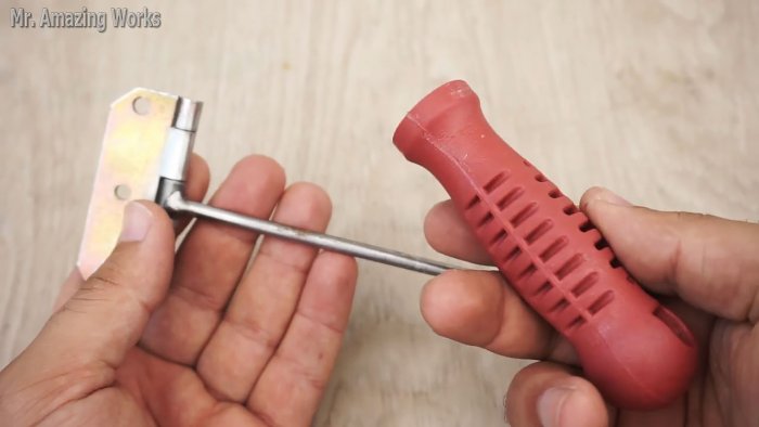 Полезное приспособление из дверной петли своими руками