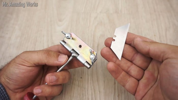 Полезное приспособление из дверной петли своими руками