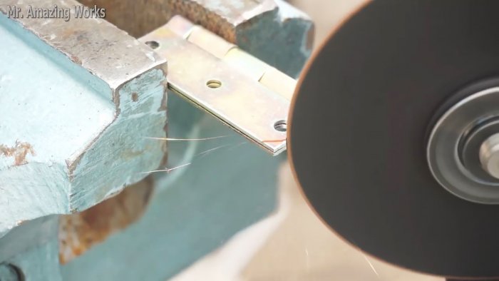 Полезное приспособление из дверной петли своими руками