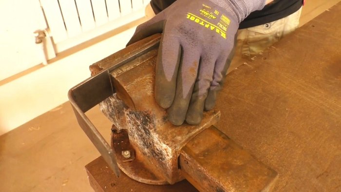 Стойка для болгарки из ручки от детского велосипеда