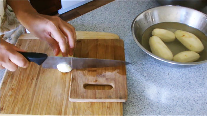 Режем картофель в спираль обычным ножем