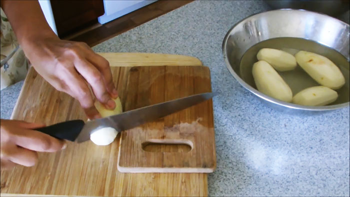 Режем картофель в спираль обычным ножем