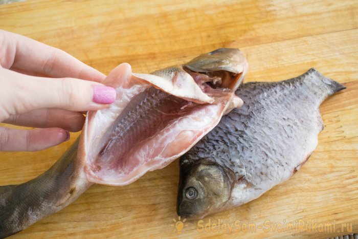 Как пожарить рыбу целиком на сковороде с хрустящей корочкой