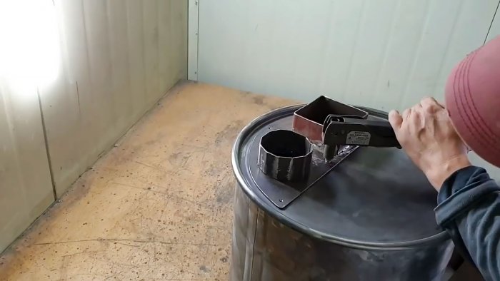 Как сделать печь с вертикальной загрузкой из металлического бака