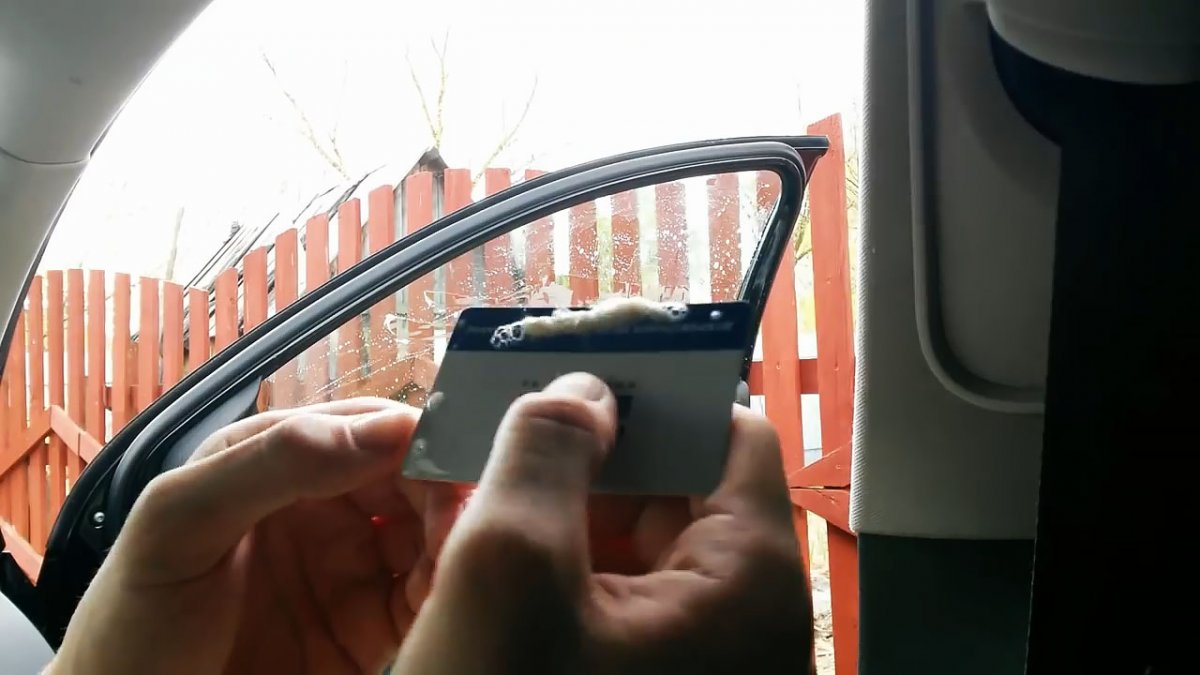 Как удалить клей после снятия тонировки с автомобильных стекол