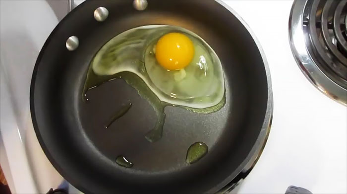 Яйцо на воде в сковороде. Яйца жареные на воде. Яйца всмятку жареные. Яичница на воде на сковороде. Яйцо в смятку жареное.