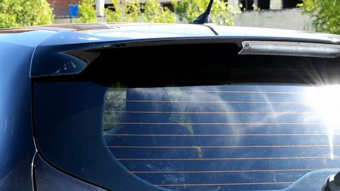 Как удалить следы наклейки на стекле автомобиля за 1 минуту