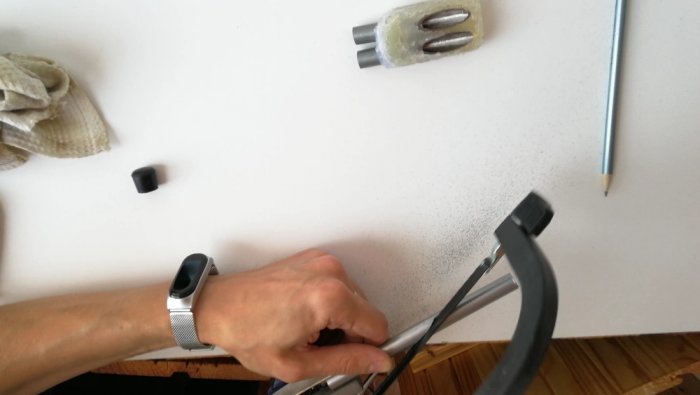 Самодельный кондуктор из термоклея для соединения на косой шуруп