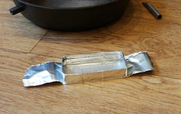 Самодельный кондуктор из термоклея для соединения на косой шуруп