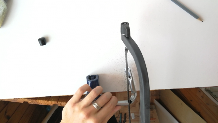 Самодельный кондуктор из термоклея для соединения на косой шуруп