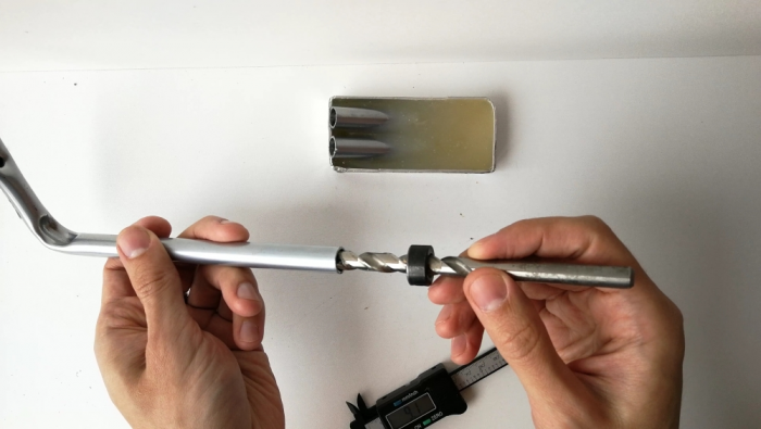 Самодельный кондуктор из термоклея для соединения на косой шуруп