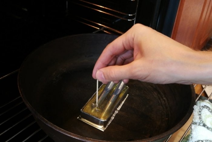 Самодельный кондуктор из термоклея для соединения на косой шуруп