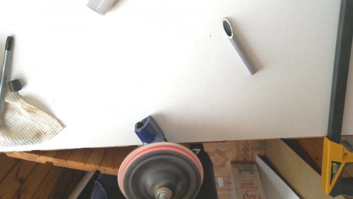 Самодельный кондуктор из термоклея для соединения на косой шуруп