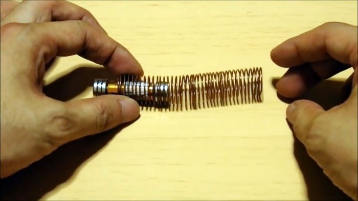 Самый простой электропоезд на батарейке