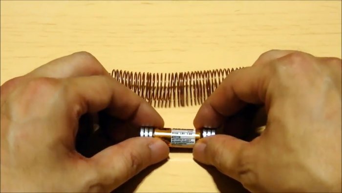 Самый простой электропоезд на батарейке